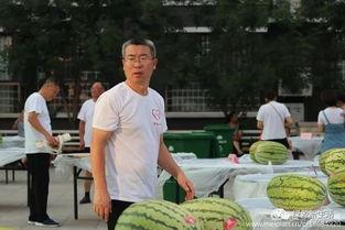 湖北学子吃瓜现场,校园美食狂欢盛宴
