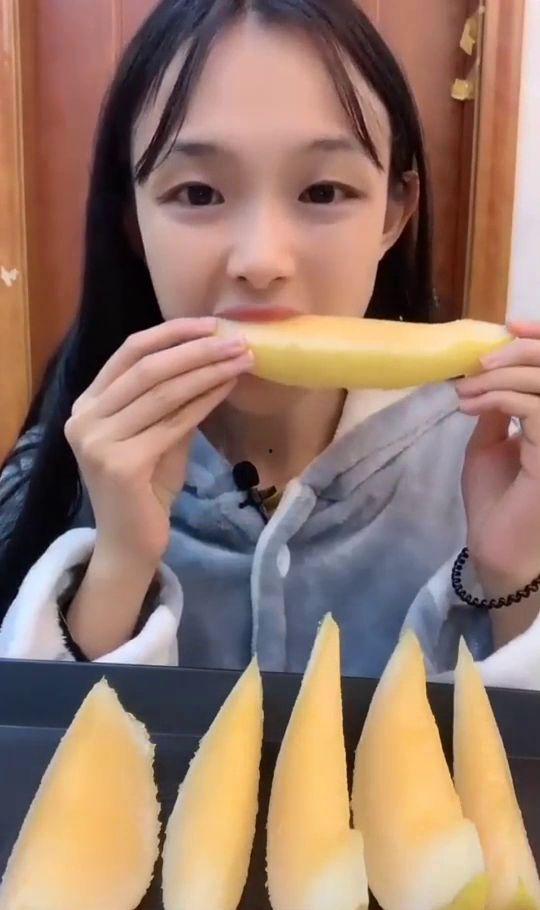 姐姐吃冰冻哈密瓜